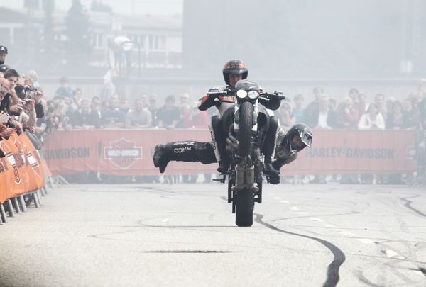 HarleyHH2011   192.jpg - Hamburger Harley Days 2011, Harley Davidson,  Stunt Show mit Rainer Schwarz, stunts, stuntshow,